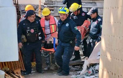 Bomberos de Hidalgo rescatan a trabajador tras caída de 14 metros en Pachuca
