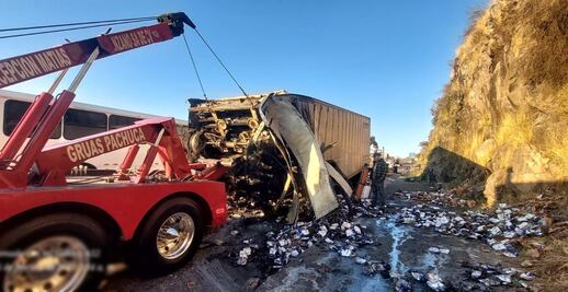 Bomberos de Tula sofocan incendio de tráiler en el Arco Norte