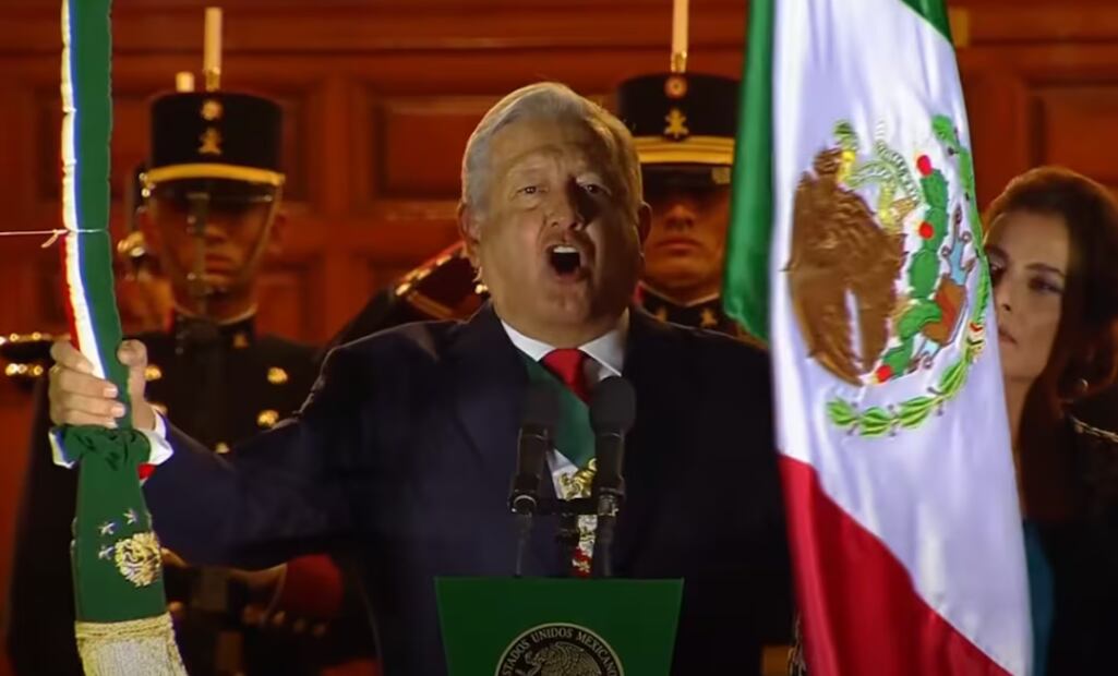 Andrés Manuel López Obrador dando el grito con zócalo vacío por segundo año. Foto: Captura de pantalla del canal Andrés Manuel López Obrador