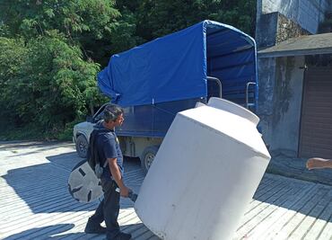 Atrapan a un sujeto que se robaba un tinaco de una vivienda en Huejutla