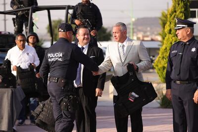 Entrega alcalde de Pachuca chalecos antibalas a policías