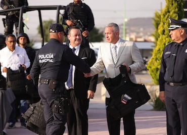 Entrega alcalde de Pachuca chalecos antibalas a policías