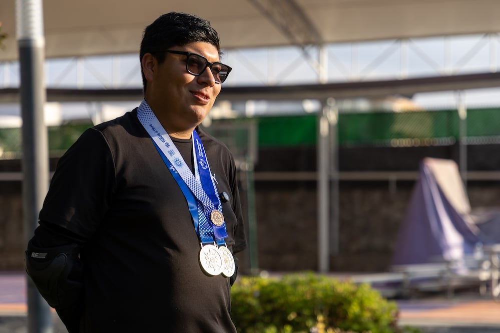 Leonel Trejo ganó dos medallas de oro en Turín 2025 en su primera participación en Juegos Olímpicos Especiales de Invierno. Foto: Especial