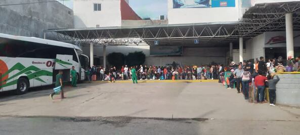 Terminal de autobuses de Huejutla abarrotada por vacacionistas 