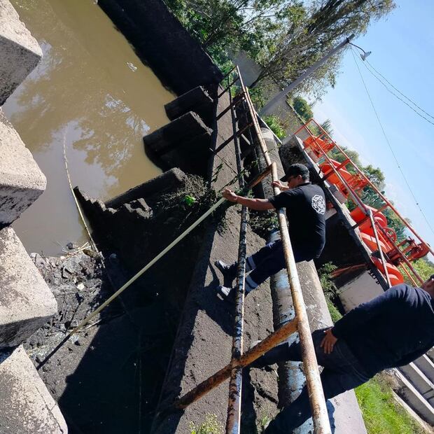 Intensifican búsqueda de dos desaparecidos tras volcadura en canal de aguas negras en Tula | Facebook: Seguridad Pública y PC Atitalaquia 24-27