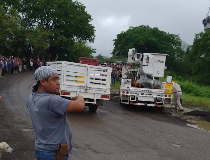 Pobladores ayudan a trabajadores de la CFE para poder restablecer el suministro eléctrico I Foto: Especial