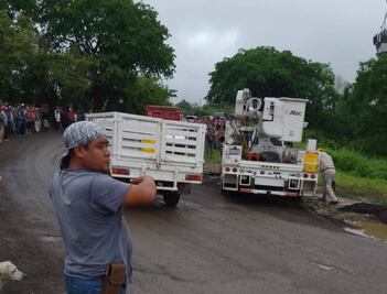 Habitantes apoyan a la CFE en Huitzitzilingo
