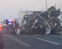 Camión cae sobre automóvil en la Pachuca–Actopan; hay dos lesionados