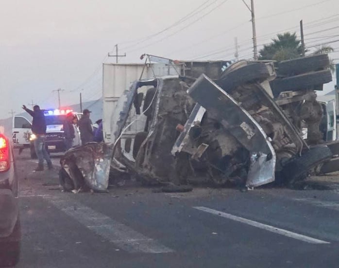 Camión cae sobre automóvil en la Pachuca–Actopan; hay dos lesionados