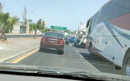 Acceso a balnearios provoca caos vial en la Pachuca-Ixmiquilpan