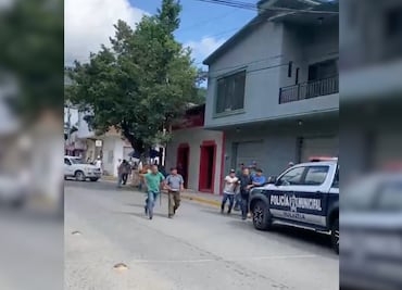 Comuneros de Santa Cruz, Huejutla retienen a seis policías y destrozan patrullas