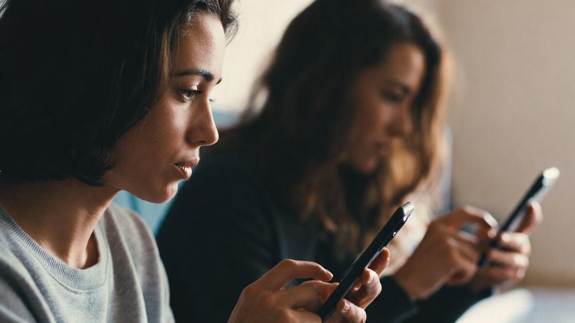 El uso excesivo de un smartphone puede ocasionar daños cognitivos I Foto: Grok IA