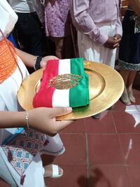 Autoridades ponen banda presidencial a imagen religiosa en Ixmiquilpan 