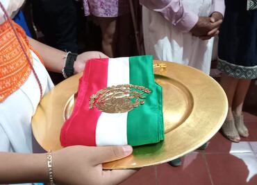 Autoridades ponen banda presidencial a imagen religiosa en Ixmiquilpan