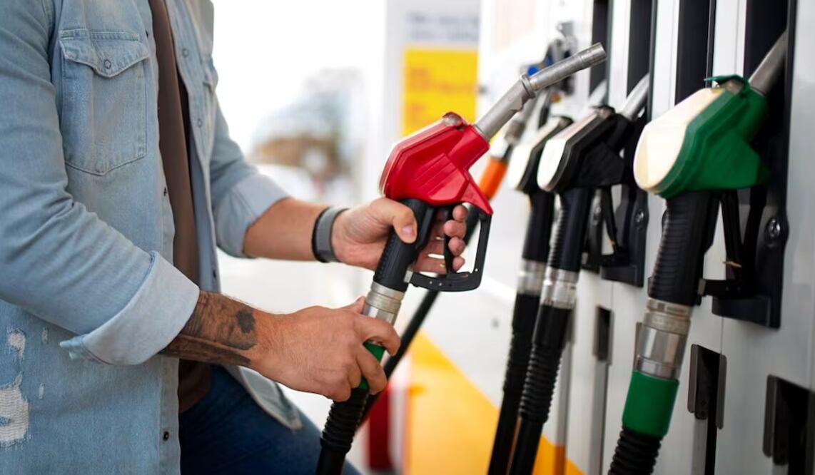 A los consumidores de la gasolina Magna nuevamente no se les aplicará el estímulo fiscal y por lo tanto, tendrán que pagar la cuota total correspondiente al Impuesto Especial sobre Producción y Servicios (IEPS) de 6.17 pesos por litro. Foto: Freepik