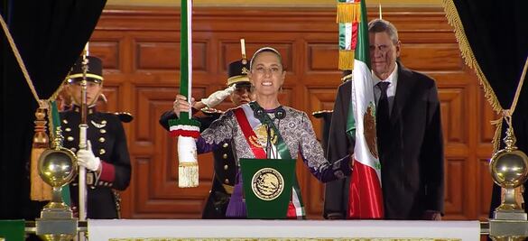 Sheinbaum da histórico primer Grito de Independencia con un Zócalo colmado de asistentes 
