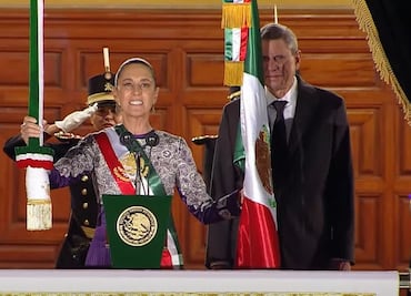 Sheinbaum da histórico primer Grito de Independencia con un Zócalo colmado de asistentes