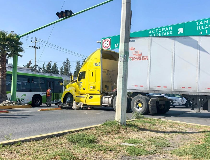 Una motocicleta se impactó contra un tráiler en el bulevar Felipe Ángeles I foto: Especial