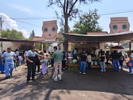 Entre flores y recuerdos, familias honran a las madres en el panteón municipal de Tulancingo