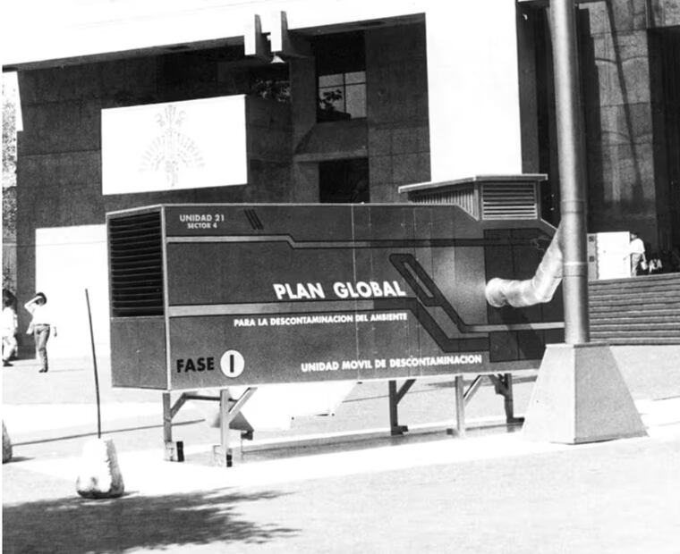 En 1996, la explanada de la delegación Cuauhtémoc colocó el Sistema de Descontaminación Ambiental, un aparato inventado por el arquitecto Armando Pasos. Se intentó de todo para detener la crisis ambiental. Foto: ESPECIAL.