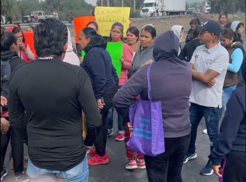 Padres de familia bloquean carretera Actopan - Pachuca | Foto: Especial