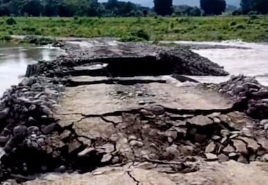 Caminar kilómetros y cruzar en lancha, 18 comunidades de Huautla quedan aisladas por cuarta vez
