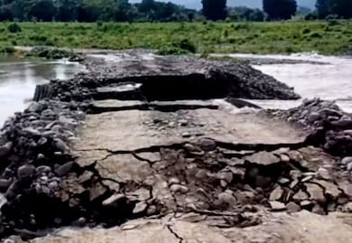 Caminar kilómetros y cruzar en lancha, 18 comunidades de Huautla quedan aisladas por cuarta vez