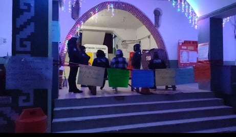 Policías de Yahualica realizan paro, exigen reinstalación de su director