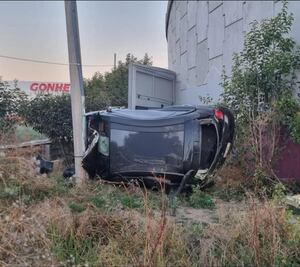 Auto cae de puente vehicular en el bulevar Las Torres; dos personas resultan lesionadas