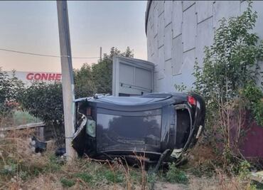 Auto cae de puente vehicular en el bulevar Las Torres; dos personas resultan lesionadas