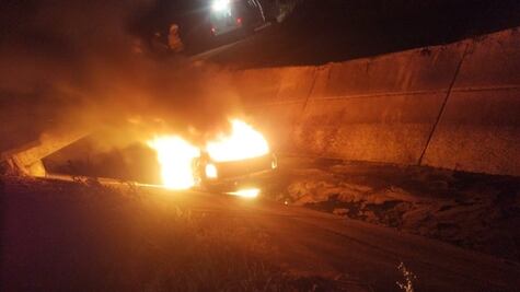 Calcinan vehículo en canal de Xamaje; investigan procedencia