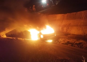 Calcinan vehículo en canal de Xamaje; investigan procedencia