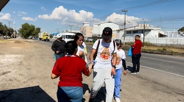 Peregrinos rumbo a la Basílica reciben apoyo en Tizayuca con alimentos e hidratación 