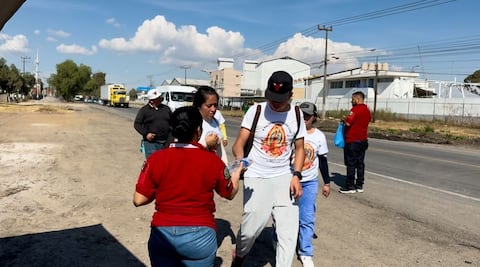 Peregrinos rumbo a la Basílica reciben apoyo en Tizayuca con alimentos e hidratación 