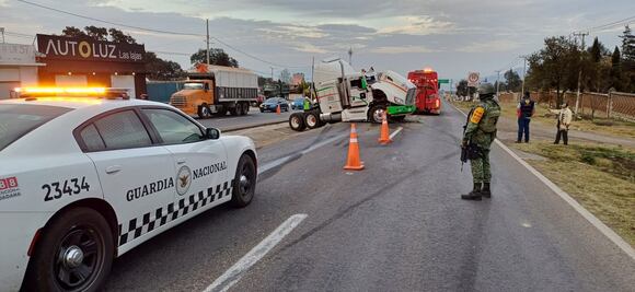 Choque entre dos trailers en la México-Tuxpan deja un conductor lesionado