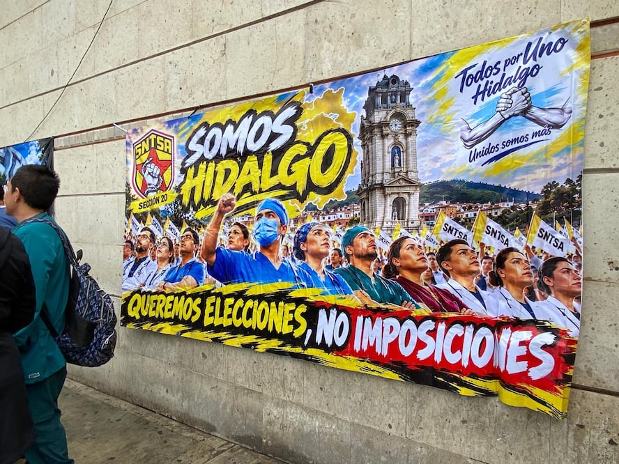 Trabajadores del Hospital General de Pachuca exigieron renovar la dirigencia estatal del SNTSA | Foto: Luis Soriano