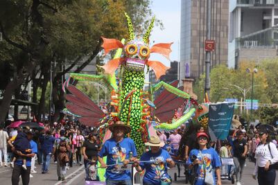 Desfilan decenas de alebrijes en la Ciudad de México