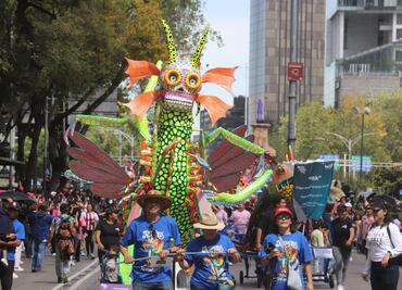 Desfilan decenas de alebrijes en la Ciudad de México