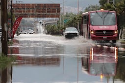 Lluvias dejan encharcamientos en Pachuca; descartan riesgos y daños mayores
