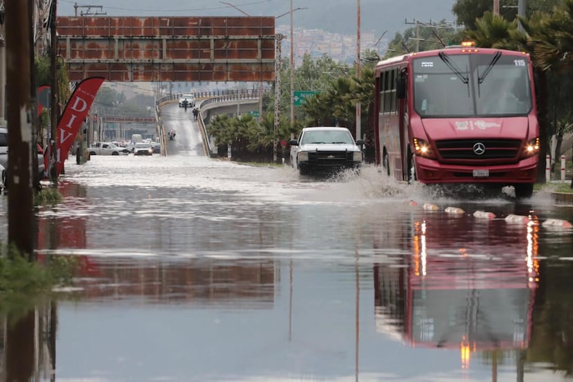 Lluvias dejan encharcamientos en Pachuca; descartan riesgos y daños mayores