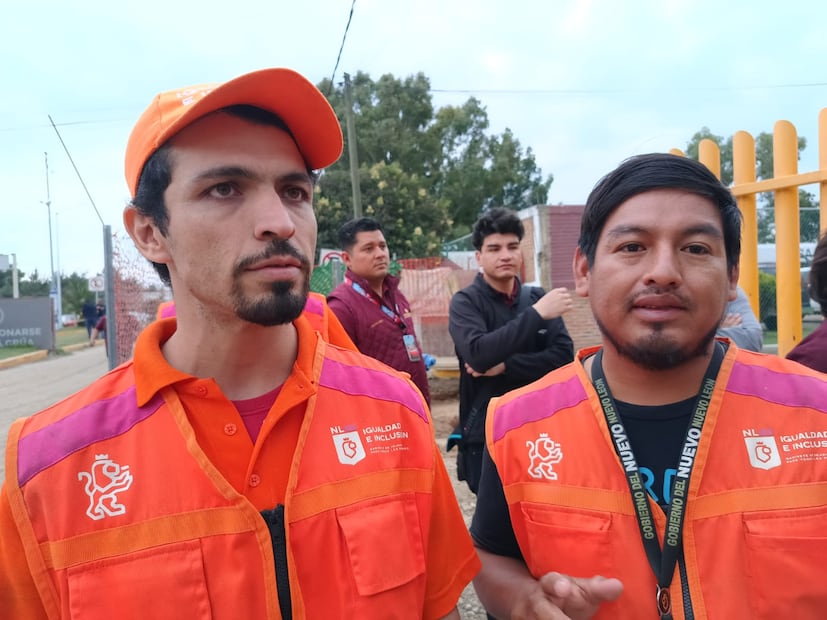 Servidores públicos del gobierno de Nuevo León llegaron a Hidalgo para descargar un helicóptero con ayuda, proveniente de Monterrey.

Fotos Lourdes Naranjo