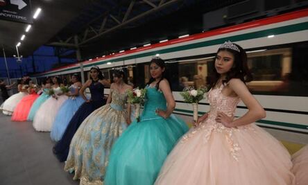 Quinceañeras viajan en el Tren Interurbano "El Insurgente"