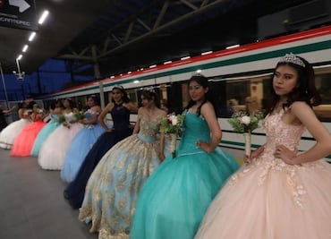 Quinceañeras viajan en el Tren Interurbano "El Insurgente"