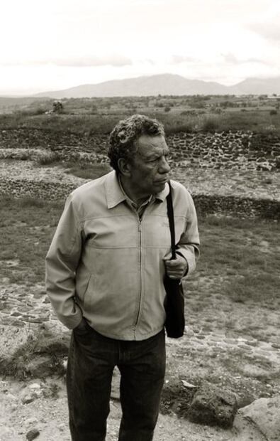 Carlos Hernández en la Zona Arqueológica de Tula. Fotografía de Alfonso Torres.