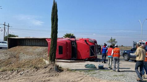 Vuelca tráiler con material de construcción en Villa de Tezontepec