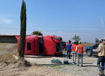 Vuelca tráiler con material de construcción en Villa de Tezontepec