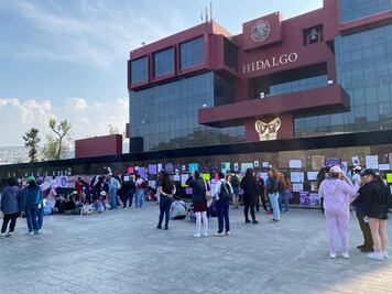 Colectivas denuncian violencia institucional por colocación de vallas en Plaza Juárez