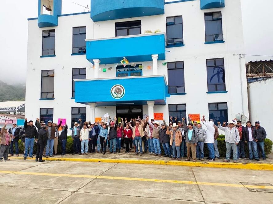 Pobladores del municipio de Nicolás Flores se manifestaron frente al Palacio Municipal, para exigir “alto a las injusticias”