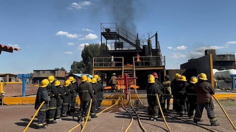 Bomberas se capacitan en técnicas avanzadas contra incendios y apoyan la lucha contra el cáncer de mama