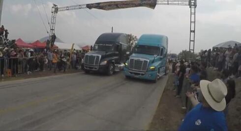 Tres muertos y cinco heridos deja carrera clandestina de tráileres